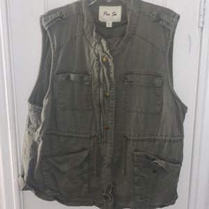 No sleeve utility jacket.